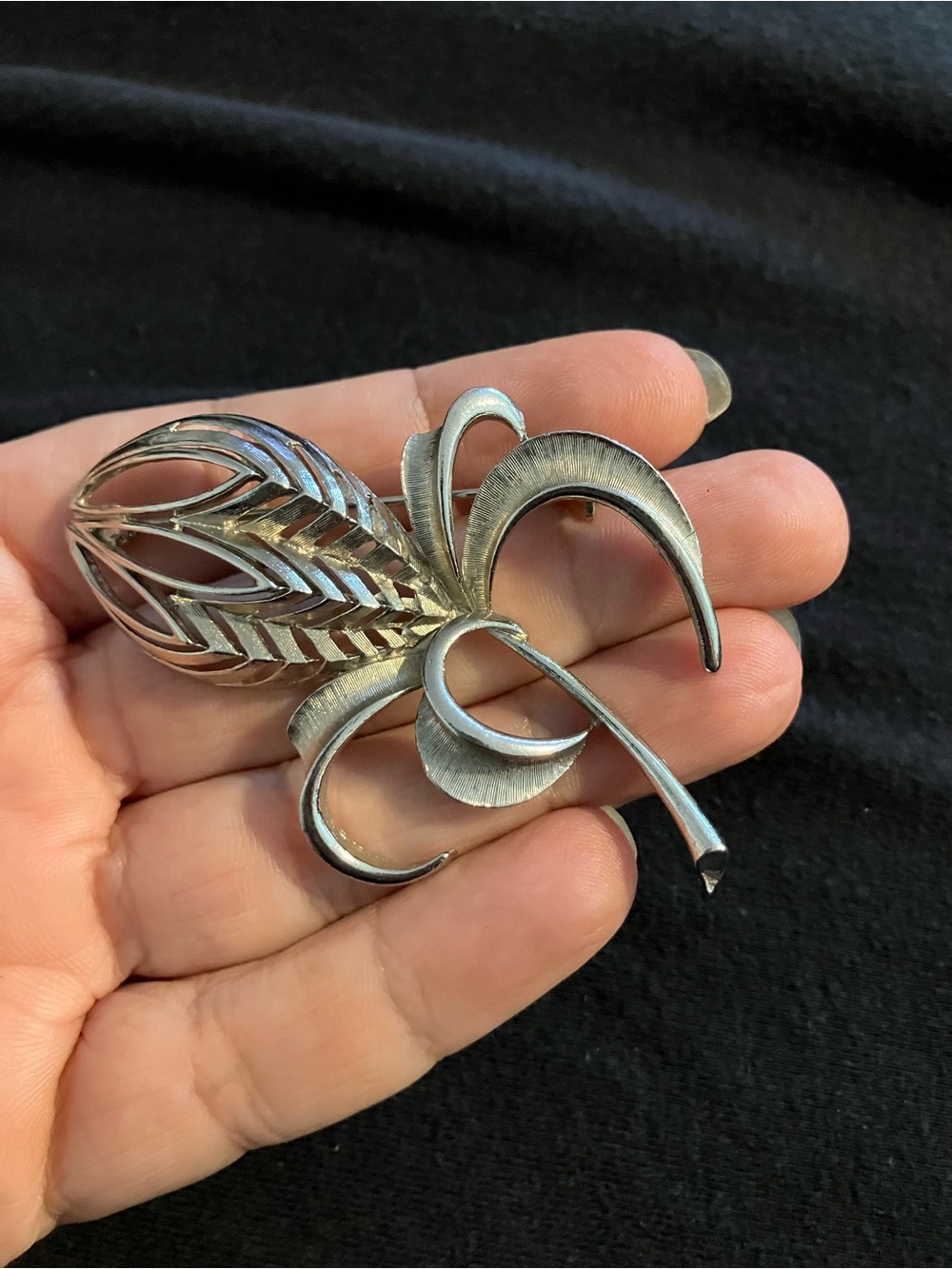 Elegant Silver-Tone Leaf & Fleur Brooch - Classic Women's Accessory - Picture 4 of 6
